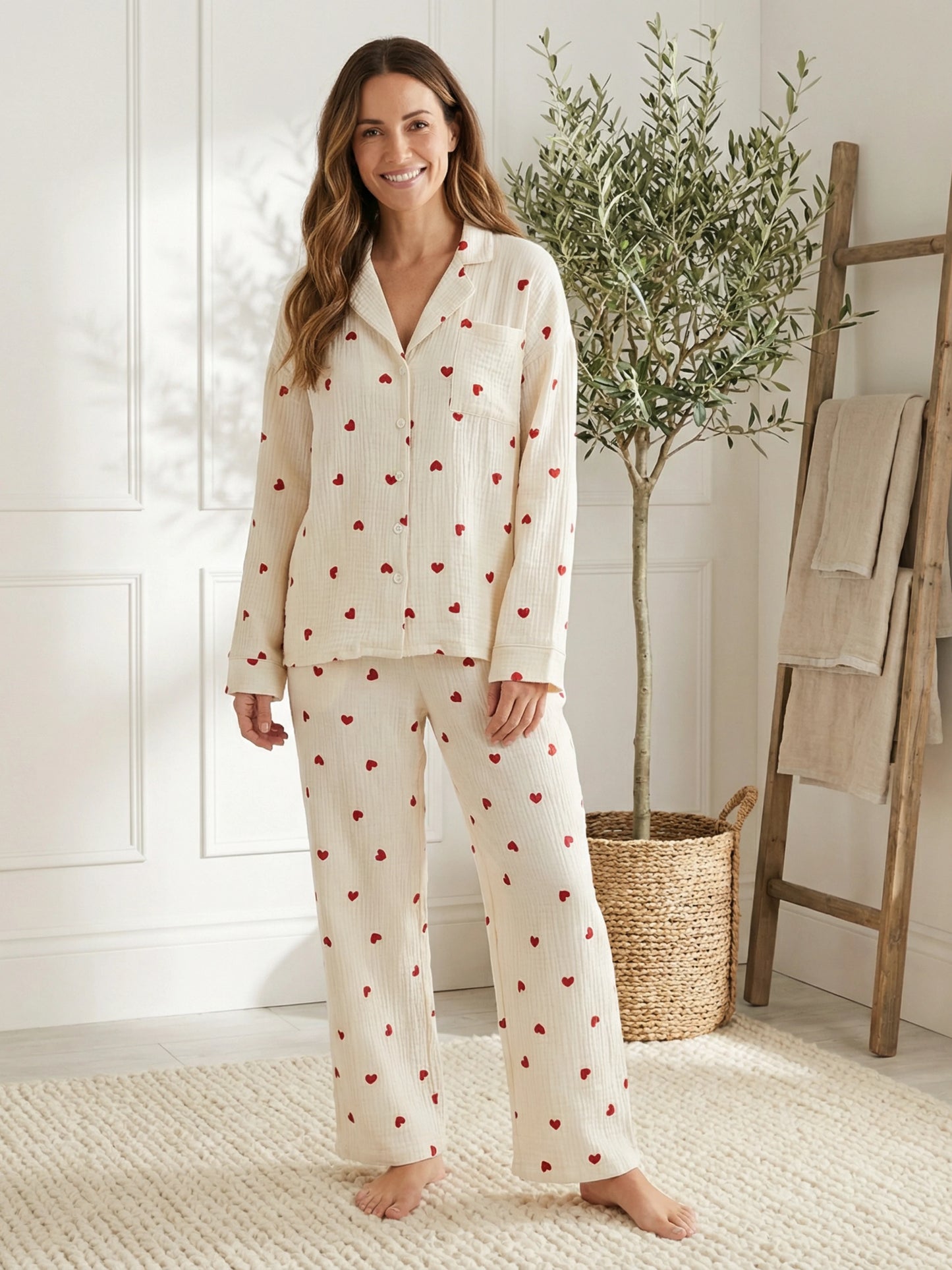 Douceur Légère & Cœurs Discrets | Le Pyjama Femme en Coton à Petits Cœurs Rouges